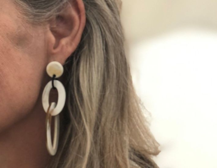 Dubbele schakeloorbellen buffelhoorn 8 x 3 cm, studs, Gevarieerde tintjes. Glans finish. Lichtgewicht.