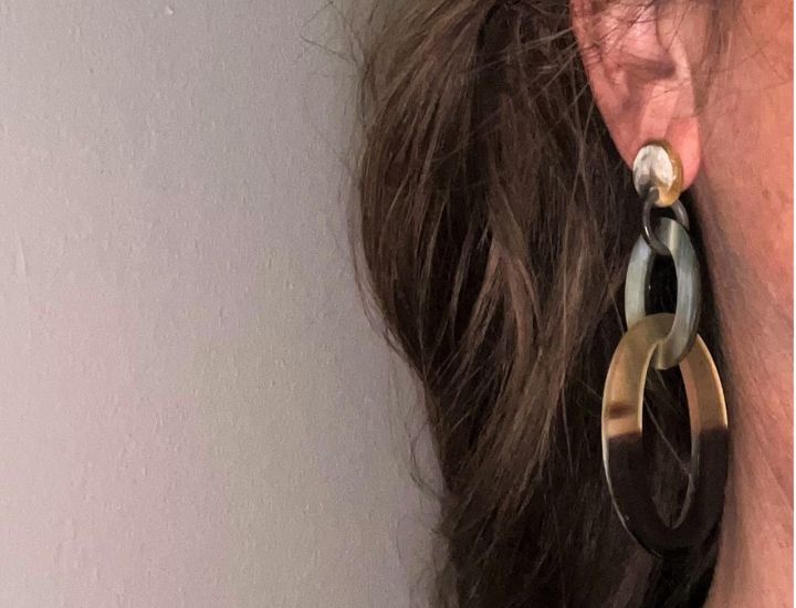 Dubbele schakeloorbellen buffelhoorn 8 x 3 cm, studs, Gevarieerde tintjes. Glans finish. Lichtgewicht.