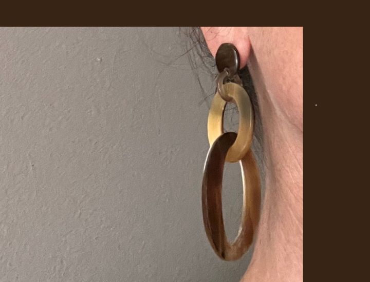 Dubbele schakeloorbellen buffelhoorn 8 x 3 cm, studs, Gevarieerde tintjes. Glans finish. Lichtgewicht.