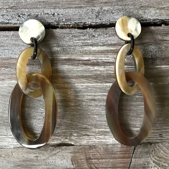 Dubbele schakeloorbellen buffelhoorn 8 x 3 cm, studs, Gevarieerde tintjes. Glans finish. Lichtgewicht.