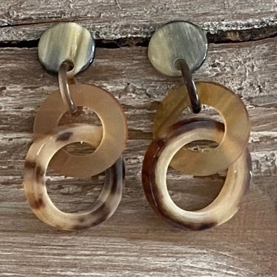 Ronde buffelhoorn schakeloorbellen Lengte 5.5-7cm. Gevarieerde tintjes. Glans finish. Superlicht.