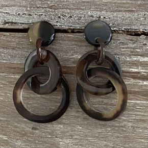 Ronde buffelhoorn schakeloorbellen Lengte 5.5-7cm. Gevarieerde tintjes. Glans finish. Superlicht.