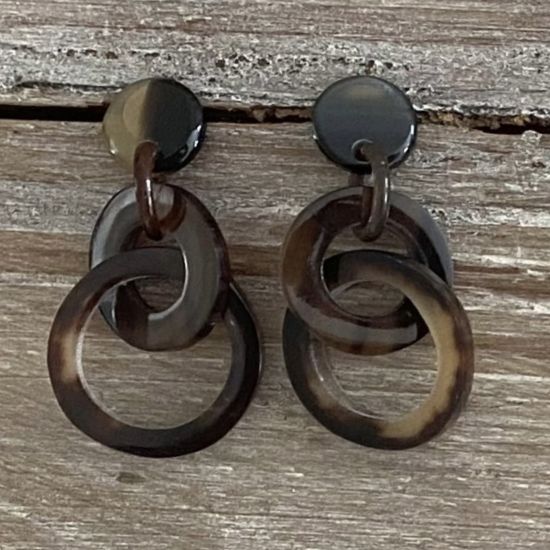 Ronde buffelhoorn schakeloorbellen Lengte 5.5-7cm. Gevarieerde tintjes. Glans finish. Superlicht.