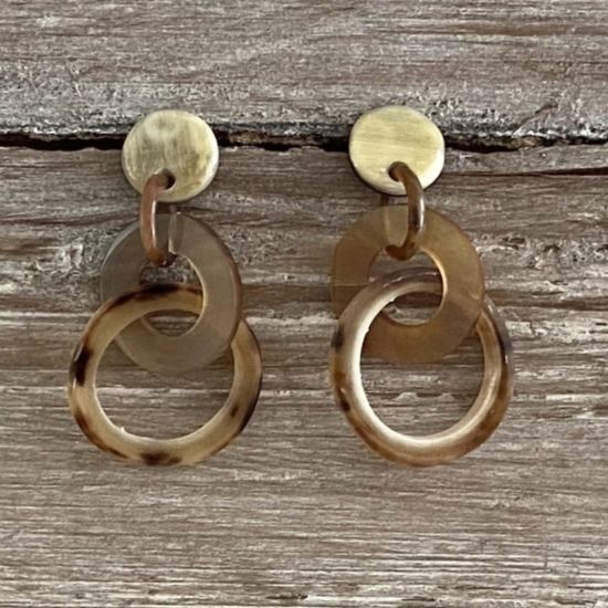 Ronde buffelhoorn schakeloorbellen Lengte 5.5-7cm. Gevarieerde tintjes. Glans finish. Superlicht.