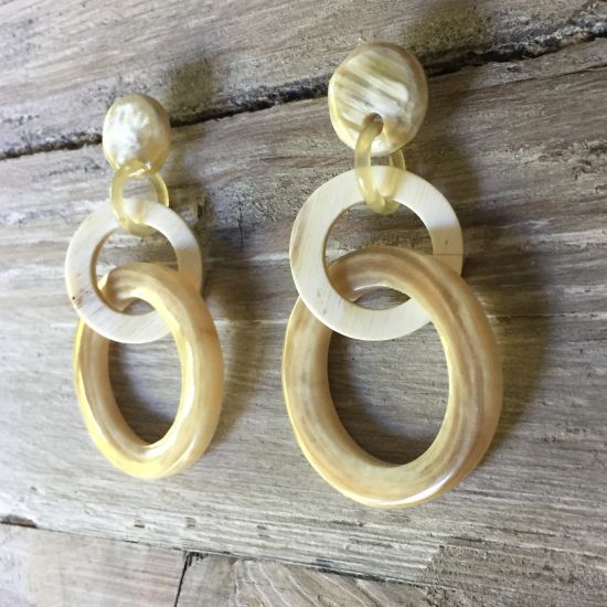 Ronde buffelhoorn schakeloorbellen Lengte 5.5-7cm. Gevarieerde tintjes. Glans finish. Superlicht.