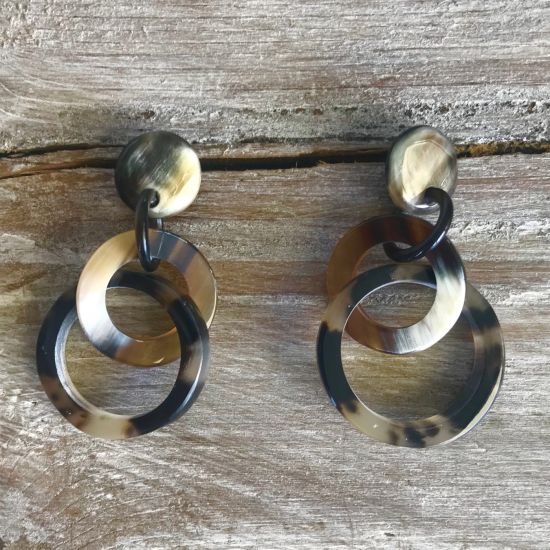 Ronde buffelhoorn schakeloorbellen Lengte 5.5-7cm. Gevarieerde tintjes. Glans finish. Superlicht.