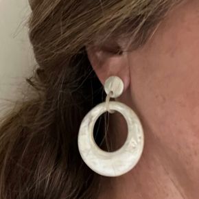 Stijlvolle, maanvormige oorbellen van buffelhoorn, 5cm. Blonde tintjes. Glanzend. Lichtgewicht.