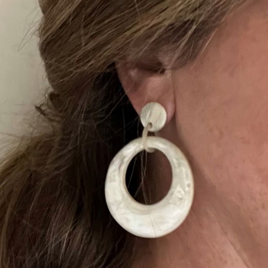 Stijlvolle, maanvormige oorbellen van buffelhoorn, 5cm. Blonde tintjes. Glanzend. Lichtgewicht.