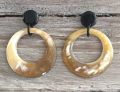 Stijlvolle, maanvormige oorbellen van buffelhoorn, 5cm. Blonde tintjes. Glanzend. Lichtgewicht.