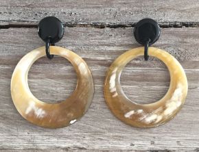 Stijlvolle, maanvormige oorbellen van buffelhoorn, 5cm. Blonde tintjes. Glanzend. Lichtgewicht.