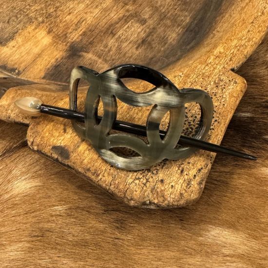 Sierlijk bewerkte haarspeld van buffelhoorn in verschillende tintjes. Glanzend. Licht in gewicht. 8 x 5.9 cm.