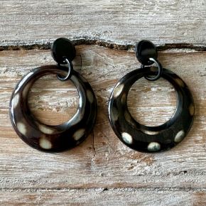 Stijlvolle, maanvormige oorbellen van buffelhoorn. Polkadot. Lichtgewicht.