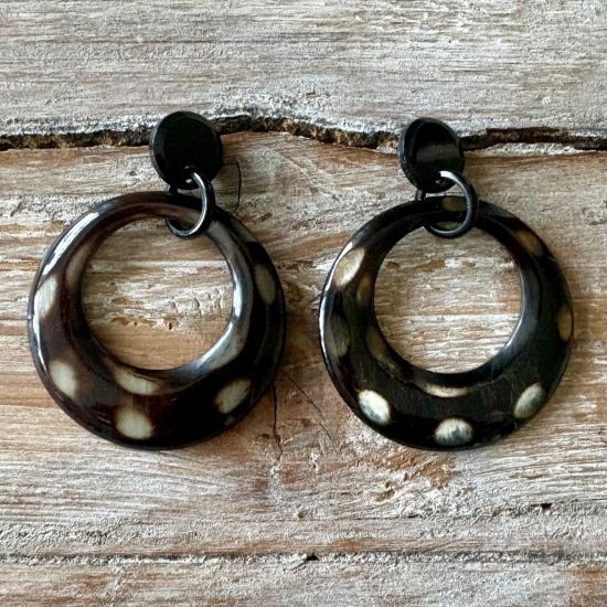 Stijlvolle, maanvormige oorbellen van buffelhoorn. Polkadot. Lichtgewicht.