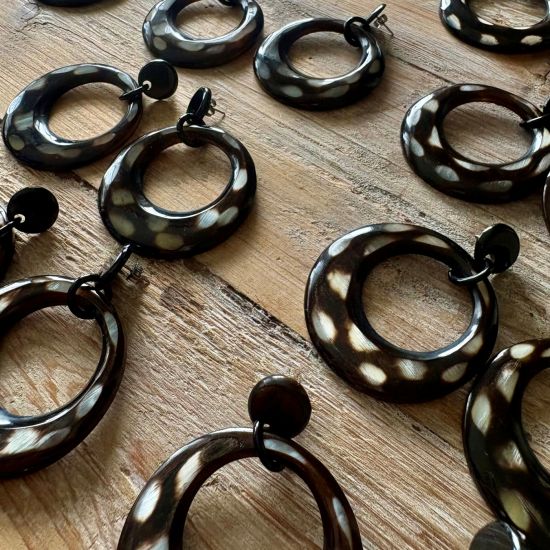Stijlvolle, maanvormige oorbellen van buffelhoorn. Polkadot. Lichtgewicht.