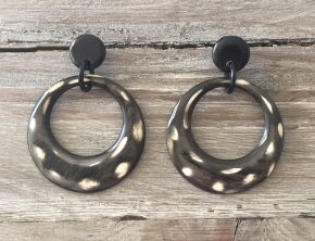 Stijlvolle, maanvormige oorbellen van buffelhoorn. Polkadot. Lichtgewicht.