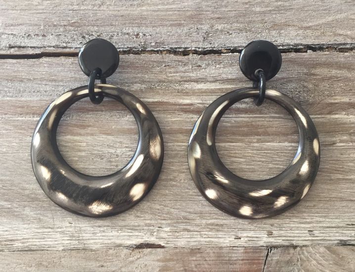 Stijlvolle, maanvormige oorbellen van buffelhoorn. Polkadot. Lichtgewicht.