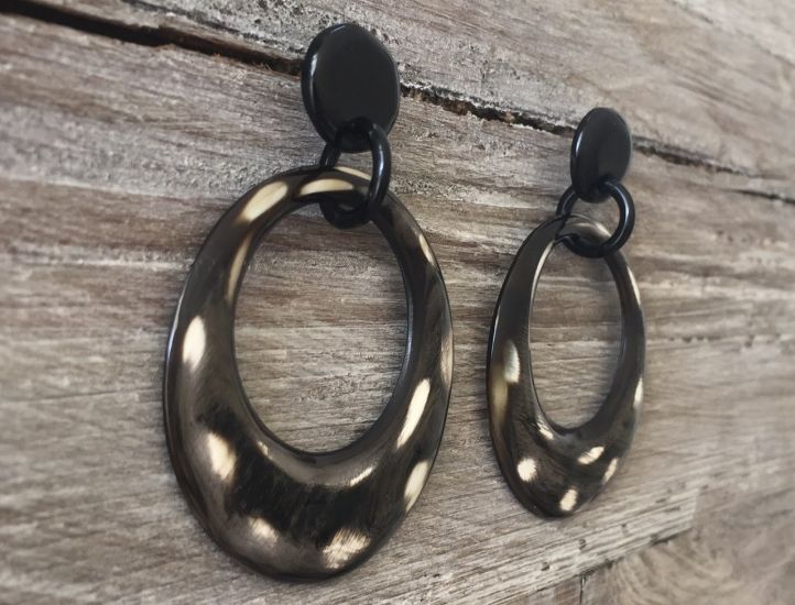 Stijlvolle, maanvormige oorbellen van buffelhoorn. Polkadot. Lichtgewicht.