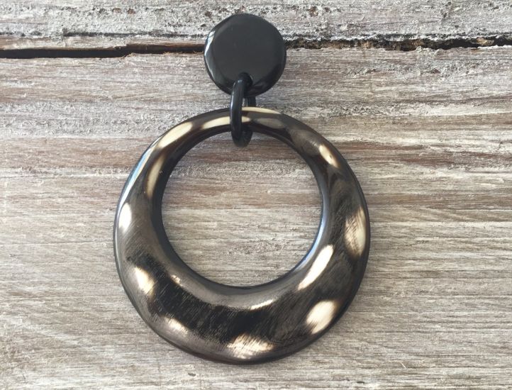 Stijlvolle, maanvormige oorbellen van buffelhoorn. Polkadot. Lichtgewicht.