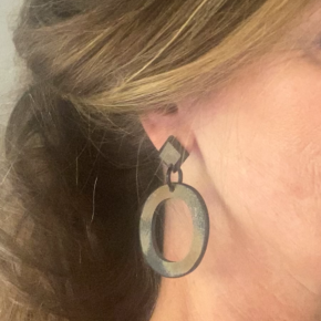 Handgemaakte buffelhoorn oorbellen, ovaal 4.8 x 4.1 cm gebrande finish. Lichtgewicht.