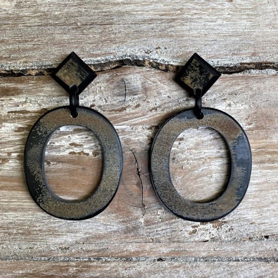 Handgemaakte buffelhoorn oorbellen, ovaal 4.8 x 4.1 cm gebrande finish. Lichtgewicht.
