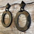 Handgemaakte buffelhoorn oorbellen, ovaal 4.8 x 4.1 cm gebrande finish. Lichtgewicht.