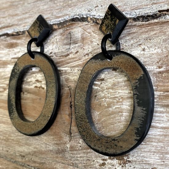 Handgemaakte buffelhoorn oorbellen, ovaal 4.8 x 4.1 cm gebrande finish. Lichtgewicht.