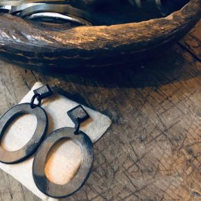 Large size gebrande oorbellen buffelhoorn + stud 8 x 4 cm. Licht van gewicht.