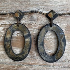 Large size gebrande oorbellen buffelhoorn + stud 8 x 4 cm.  Licht van gewicht.