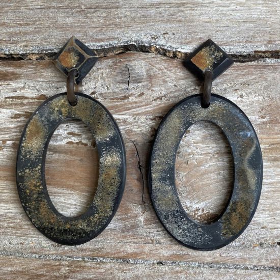 Large size gebrande oorbellen buffelhoorn + stud 8 x 4 cm.  Licht van gewicht.