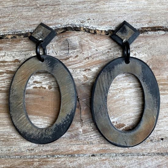 Large size gebrande oorbellen buffelhoorn + stud 8 x 4 cm.  Licht van gewicht.