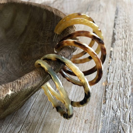 Handgemaakte creolen van buffelhoorn +/-  5cm. Facet geslepen, Shiny. Lichtgewicht.