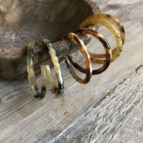 Handgemaakte creolen van buffelhoorn +/-  5cm. Facet geslepen, Shiny. Lichtgewicht.