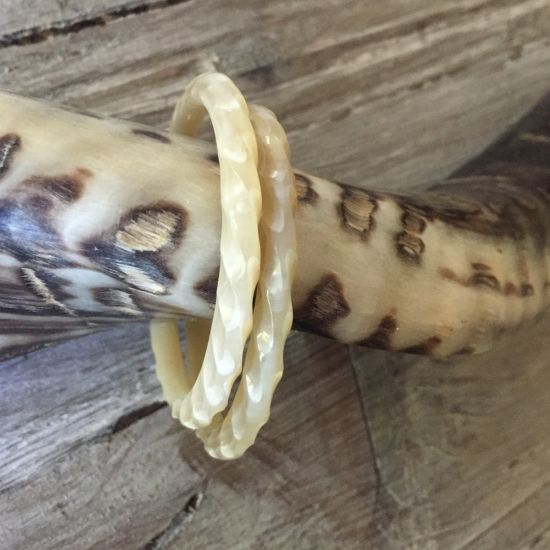 Handgemaakte creolen van buffelhoorn +/-  5cm. Facet geslepen, Shiny. Lichtgewicht.