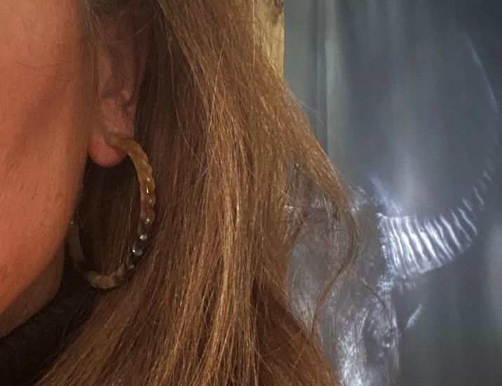 Handgemaakte creolen van buffelhoorn +/-  5cm. Facet geslepen, Shiny. Lichtgewicht.