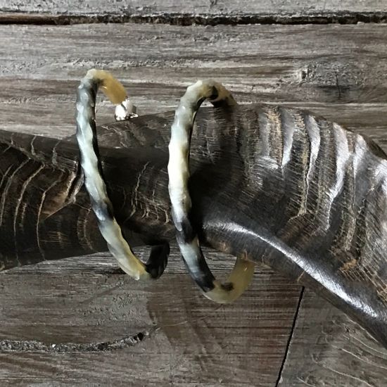 Handgemaakte creolen van buffelhoorn +/-  5cm. Facet geslepen, Shiny. Lichtgewicht.