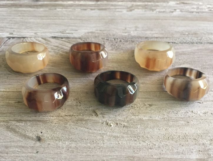 Handgemaakte buffelhoorn ring, facet geslepen. Glans finish. Gevarieerde tintjes. Lichtgewicht.