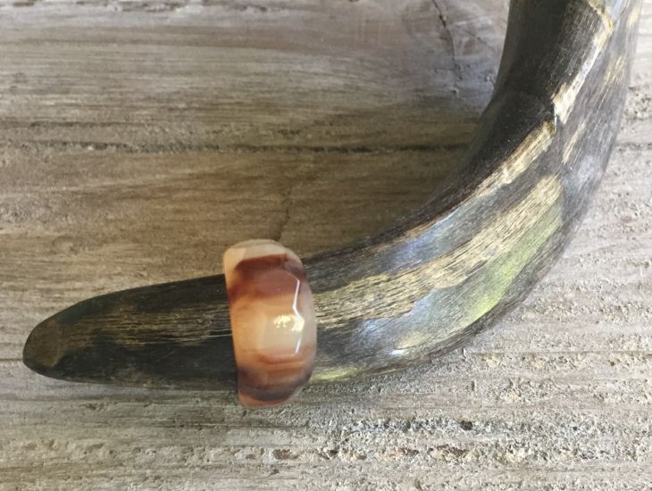 Handgemaakte buffelhoorn ring, facet geslepen. Glans finish. Gevarieerde tintjes. Lichtgewicht.