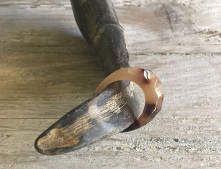 Handgemaakte buffelhoorn ring, facet geslepen. Glans finish. Gevarieerde tintjes. Lichtgewicht.
