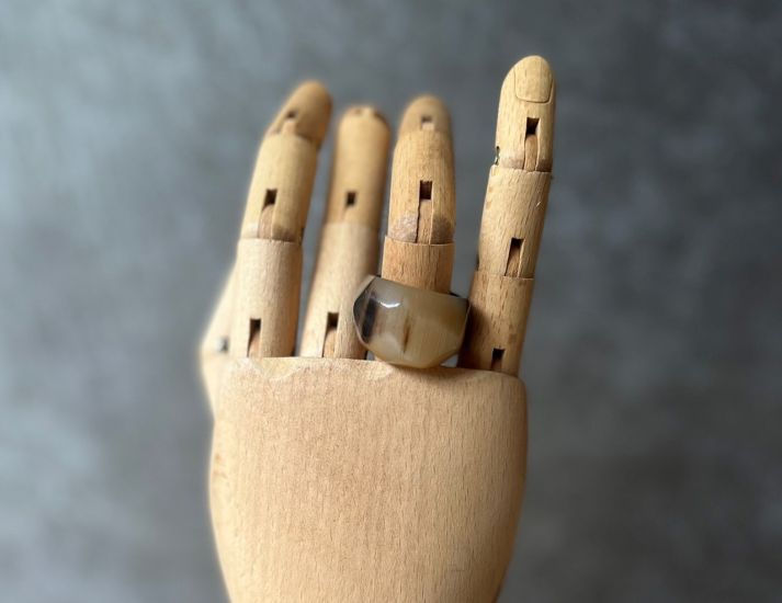 Handgemaakte buffelhoorn ring, facet geslepen. Glans finish. Gevarieerde tintjes. Lichtgewicht.