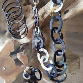 Stoer, handgemaakt buffelhoorn collier in zwarttonen.