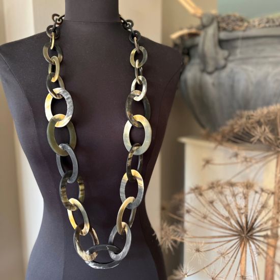 Stoer, handgemaakt buffelhoorn collier in zwarttonen.