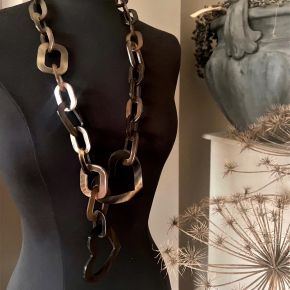 Stoere handgemaakte hartenketting buffelhoorn. Glans finish, lichtgewicht. Lengte 103 cm