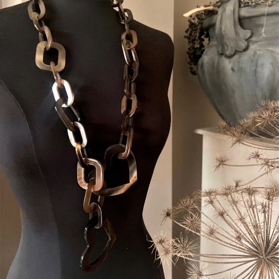 Stoere handgemaakte hartenketting buffelhoorn. Glans finish, lichtgewicht. Lengte 103 cm