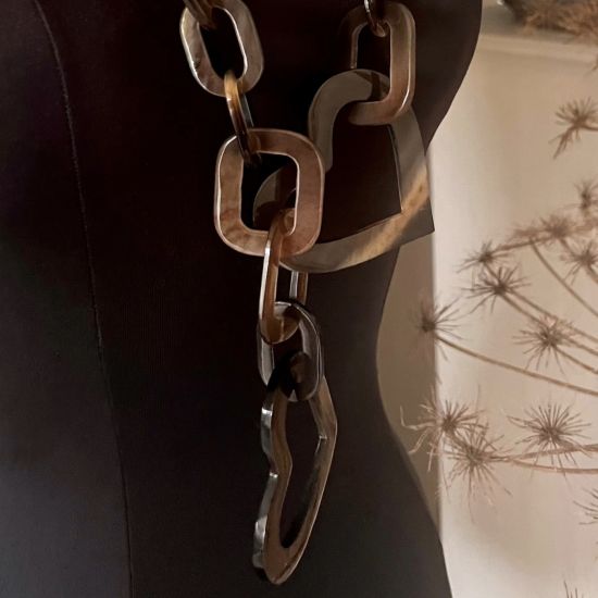 Stoere handgemaakte hartenketting buffelhoorn. Glans finish, lichtgewicht. Lengte 103 cm