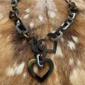 Stoere handgemaakte hartenketting buffelhoorn. Glans finish, lichtgewicht. Lengte 103 cm