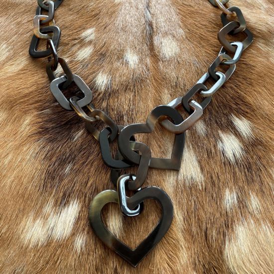 Stoere handgemaakte hartenketting buffelhoorn. Glans finish, lichtgewicht. Lengte 103 cm
