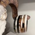 Armbanden buffelhoorn 7 stuks, S, M, L. Hoogte 5mm. Bruintinten, matte finish. Lichtgewicht.