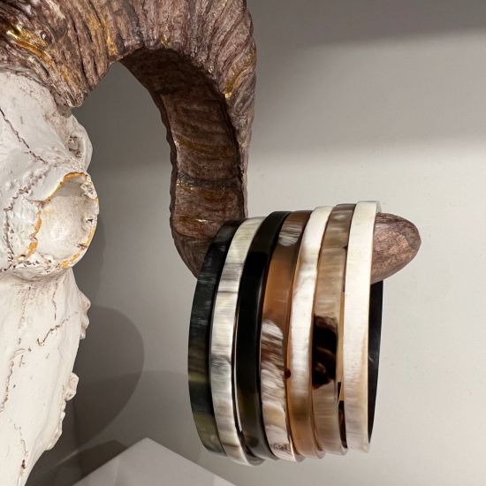 Armbanden buffelhoorn 7 stuks, S, M, L. Hoogte 5mm. Bruintinten, matte finish. Lichtgewicht.