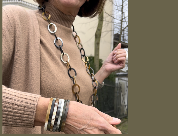 Armbanden buffelhoorn 7 stuks, S, M, L. Hoogte 5mm. Bruintinten, matte finish. Lichtgewicht.