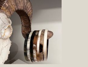 Armbanden buffelhoorn 7 stuks, S, M, L. Hoogte 5mm. Bruintinten, matte finish. Lichtgewicht.